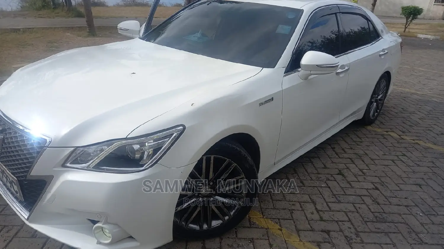 Toyota Crown 2014 White