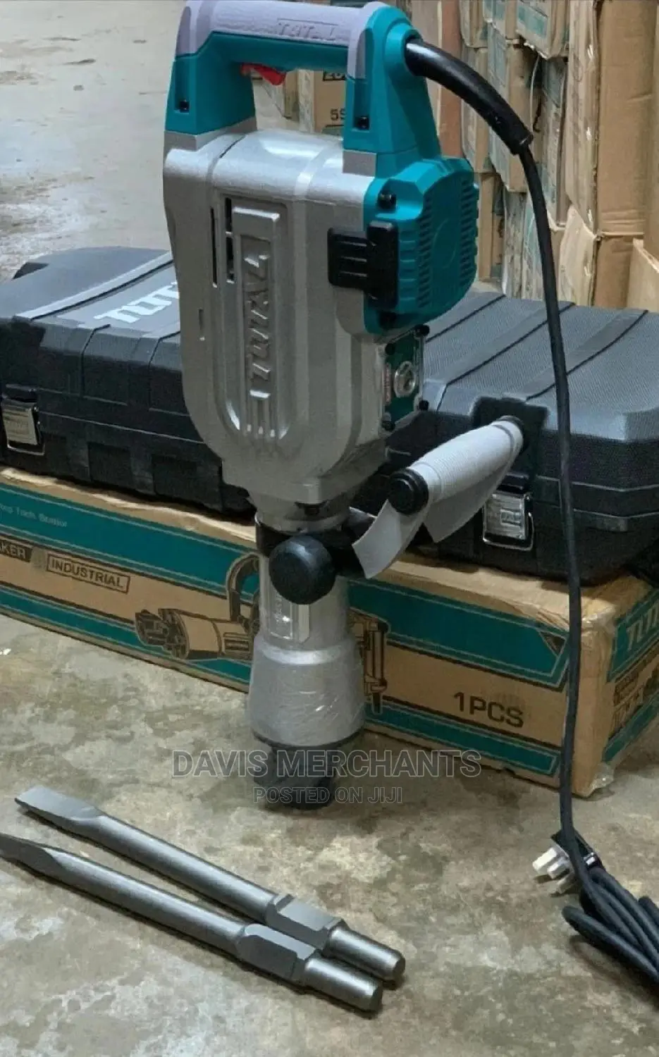 Total Demolition Breaker With 1700W and Two Bits