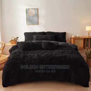 Black Fluffy Duvet With 1 Bedsheet and 4 Pillowcases