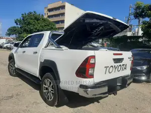 Toyota Hilux 2016 White