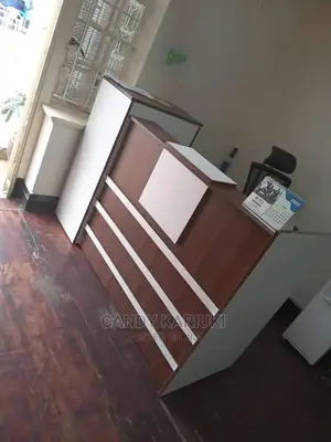 Spacious 1.6m Reception Desk