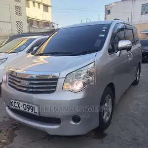 Toyota Noah 2.0 143hp FWD (8 Seater) 2012 Silver