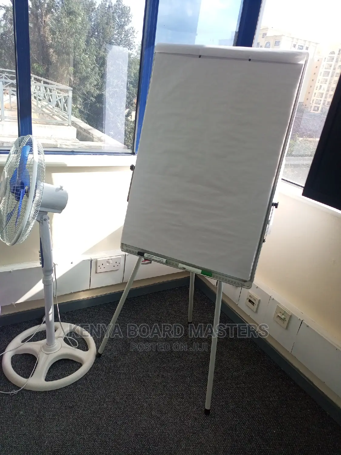 Flip Chart Board With Flipchart Papers. Flip Chart Stand