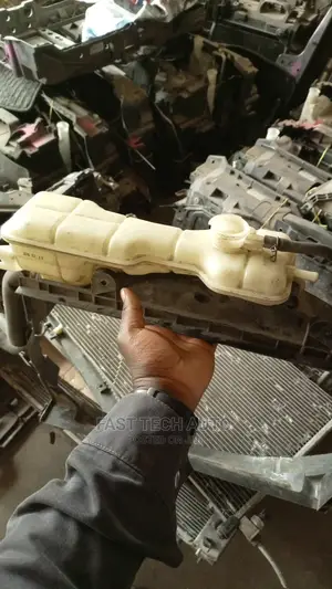 Nissan X-Trail Radiator Top Bottle