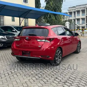 Toyota Auris 2016 Red