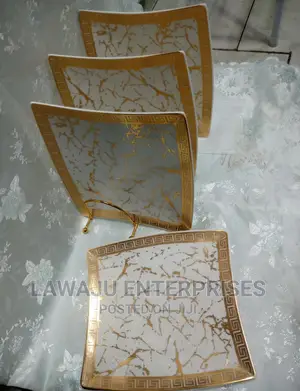 Marble Channel Dinner* *Plate Gold Marble.*