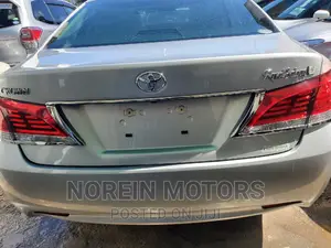 Toyota Crown 2016 Silver
