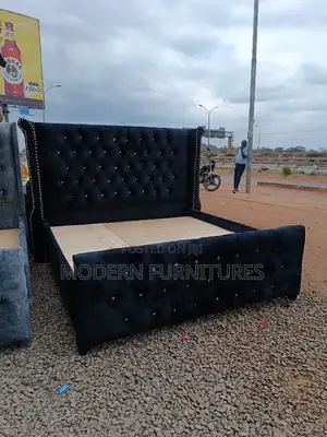 6/6 Black Tufted Bed