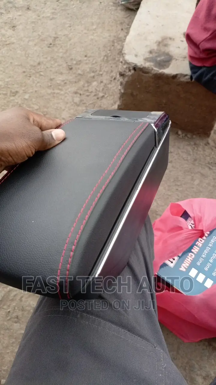 Toyota Voxy, Noah Armrest