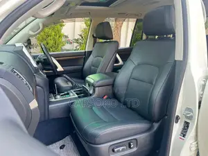 Toyota Land Cruiser 2017 White
