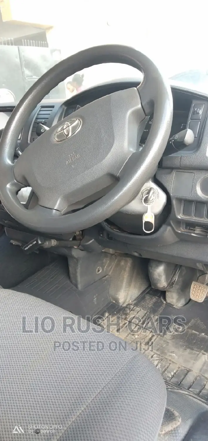 Toyota HiAce 2015 Silver