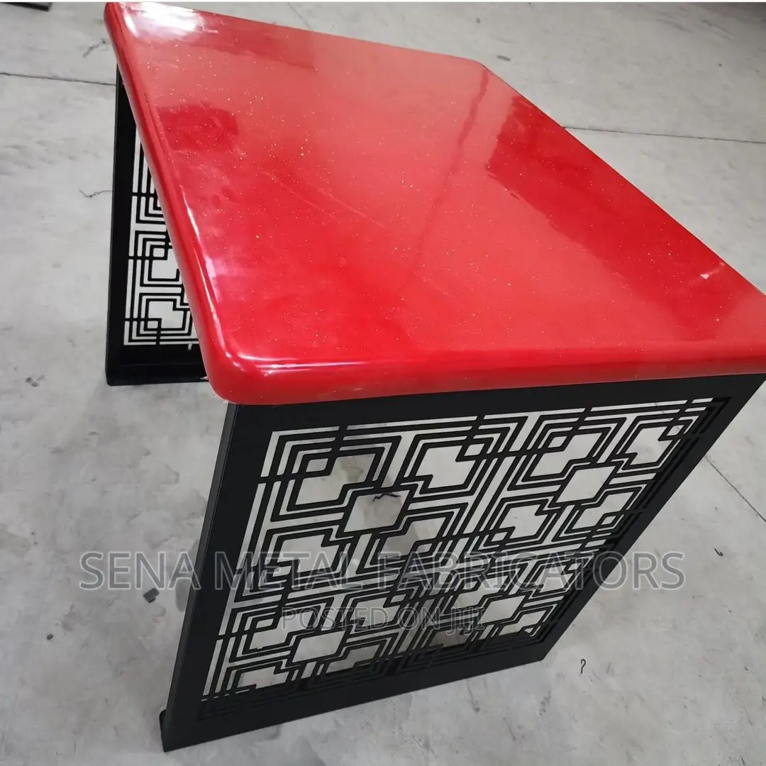 High Quality Laser Cut Metallic Bar/Restaurant Table.