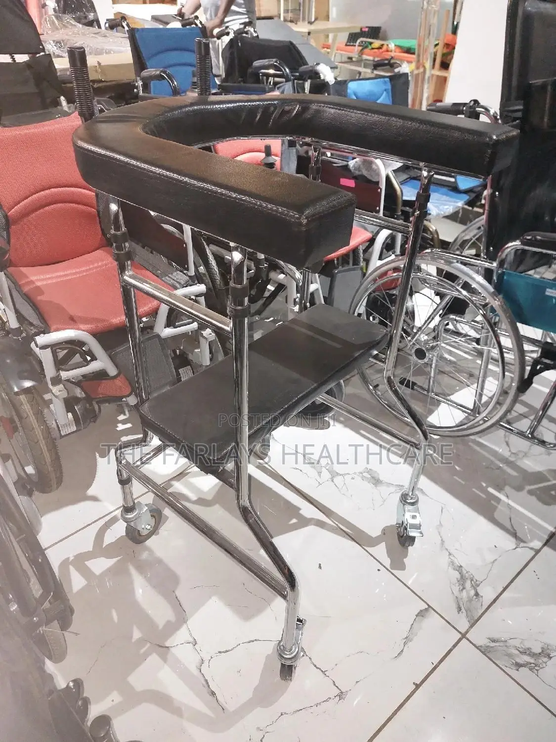 Walker With Armrests and Seat.