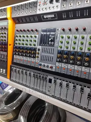 Yamaha HX-12 12 Channels Powered Mixer