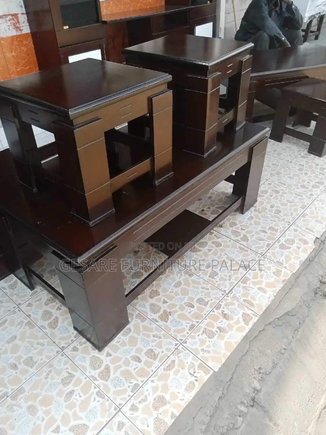 Coffee Table With 2 Stool