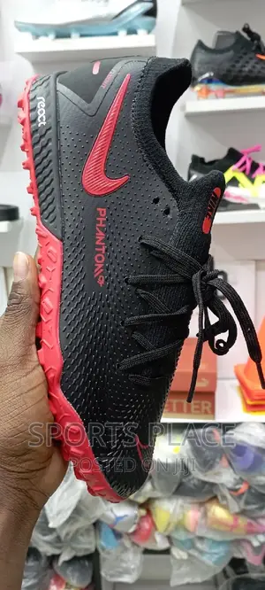 Nike Phantom Football Trainers