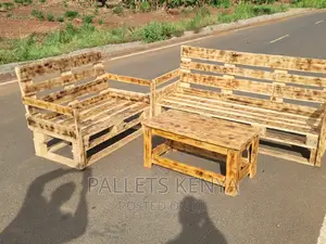 7 Seater Pallet Sofa Together With a Coffee Table. (#031 )