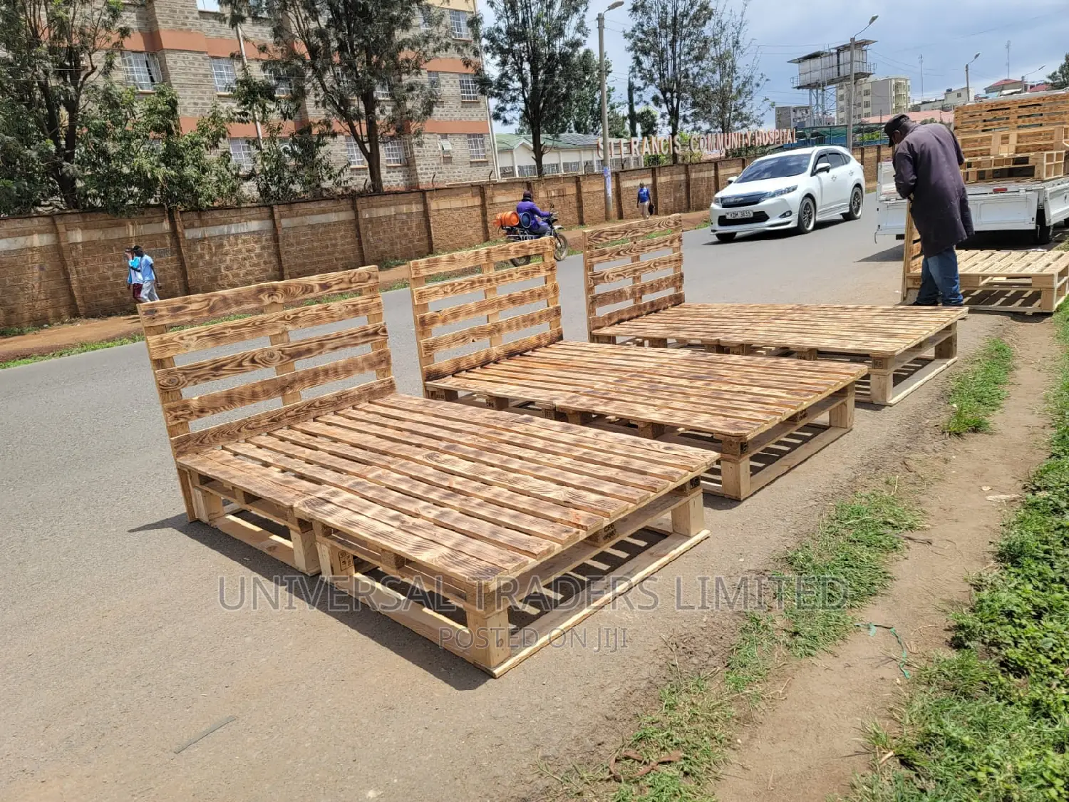 Pallet Bed - Pallets Bed With Blazed Patterns - Pallets Bed