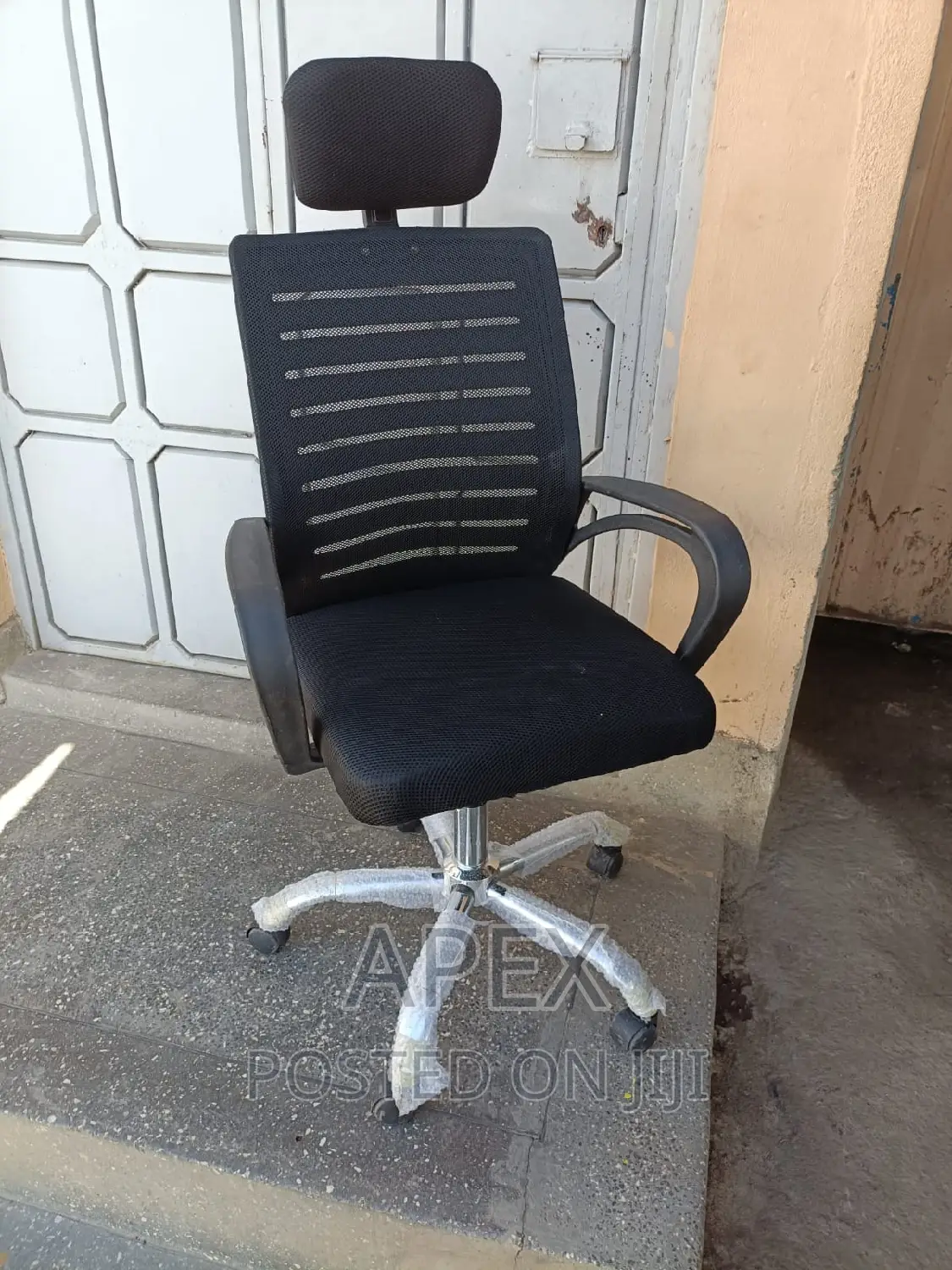 Office Chairs With 8 Headrest.