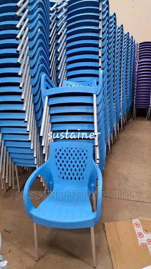Plastic Chairs With Metallic Legs