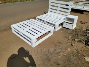 Pallet Bed- 4*6 White Pallet Bed +A Side-Bed Table. (#RT09,)