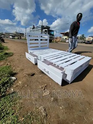 Pallet Bed- 4*6 White Pallet Bed Withdrawers.(#RT10)