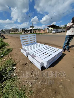 Pallet Bed- 4*6 White Pallet Bed With Drawers. (#KU03)