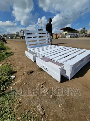 Pallet Bed- 4*6 White Pallet Bed With Drawers. (#KA05 )