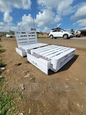 Pallet Bed- 4*6 White Pallet Bed With Drawers. (#KA06)
