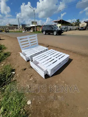 Pallet Bed- 4*6 White Pallet Bed With Drawers. (#KA07)