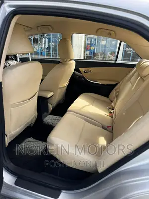 Toyota Premio 2017 Silver