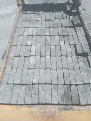 1000pcs of 6*9 Machine Cut Stones at .