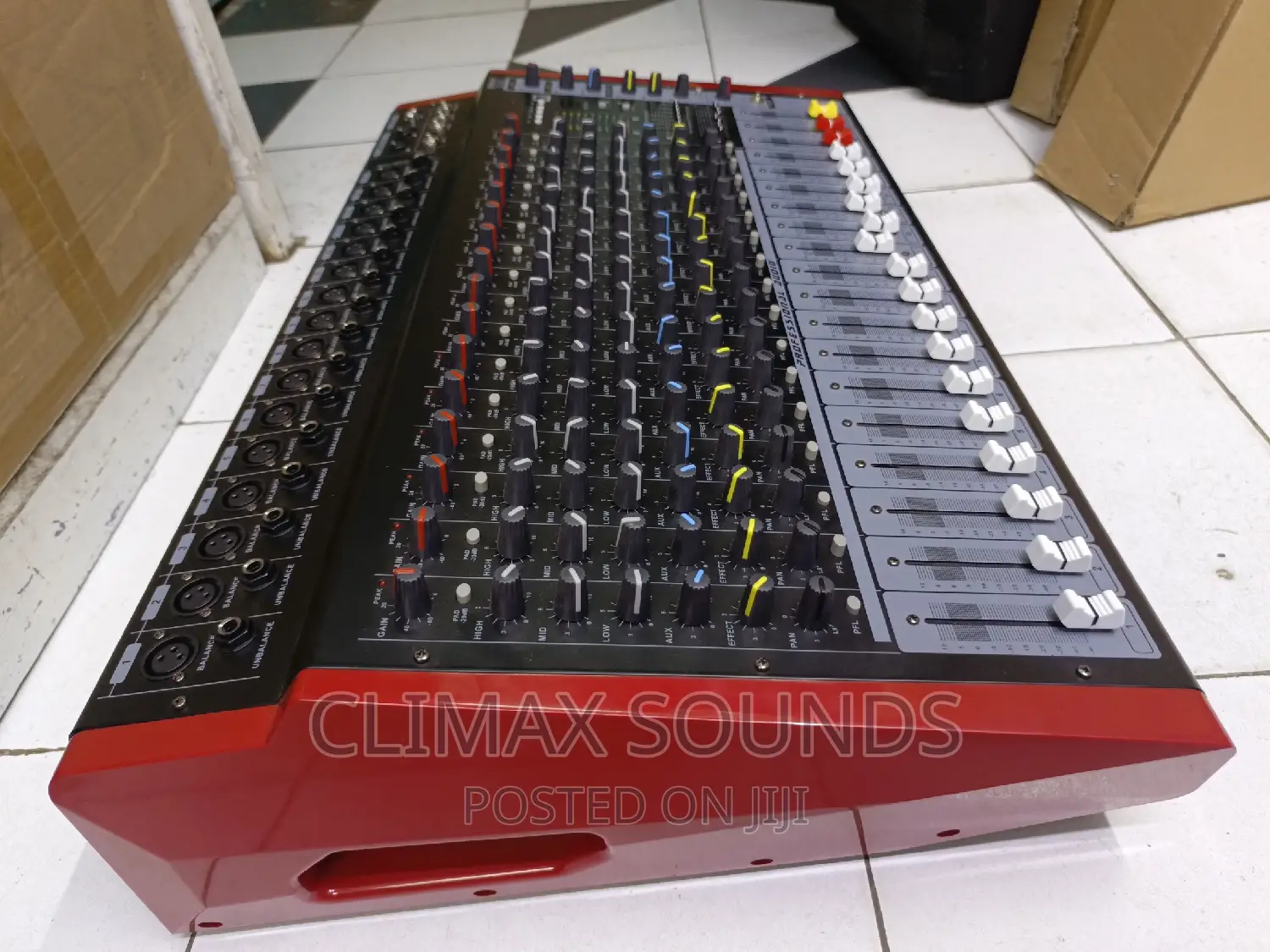 Max 16channels Powered Mixer