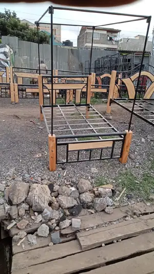 4 by 6 Metallic Bed With Net Stand