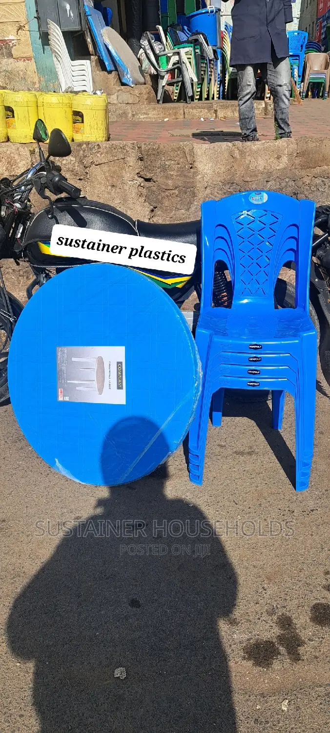 Plastic Chairs With Round Plastic Table Set