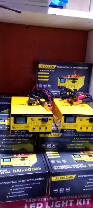 Universal 12vlts/24 VLTS Baloimei BLM 168 Charger