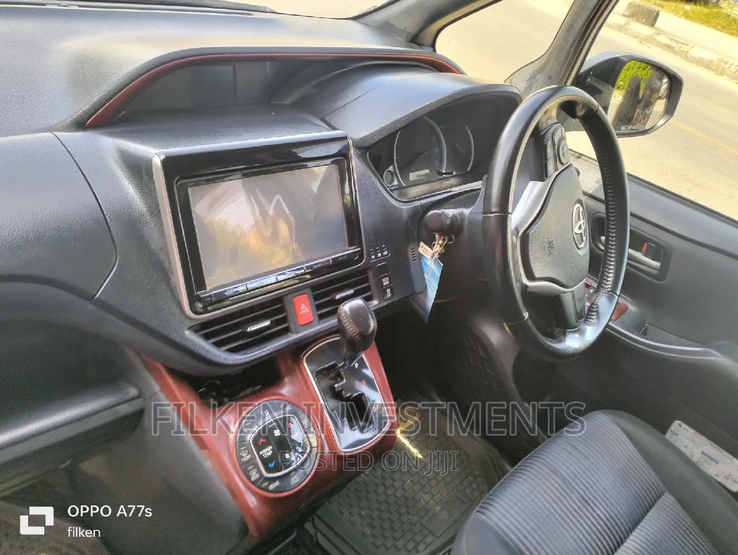 Toyota Voxy 2014 Silver