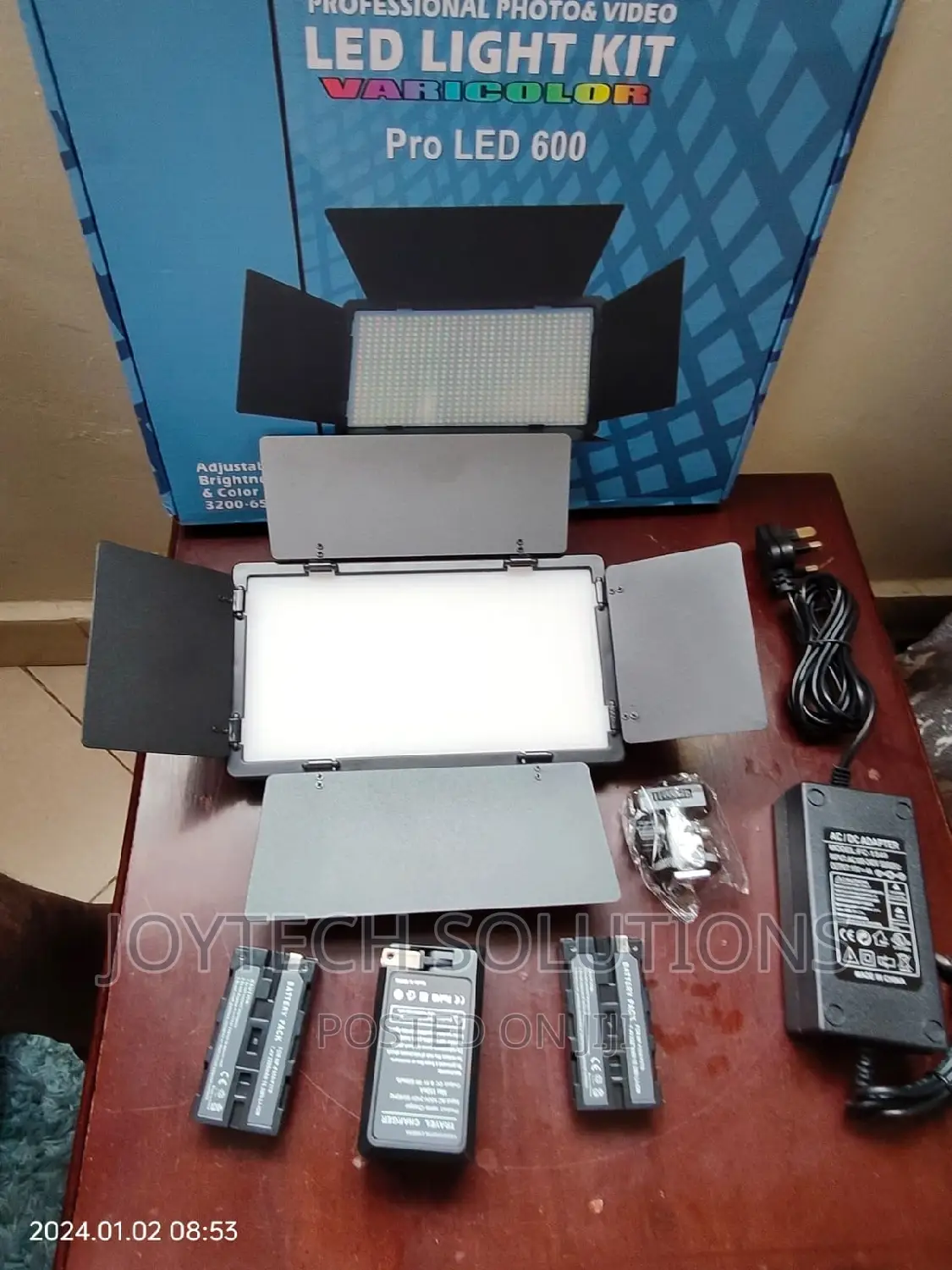 Led 600 Studio Light Rechargeable” Two Batteries and Tripod