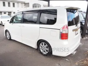 7 Seater Chauffered Voxy Noah for Hire With Music System