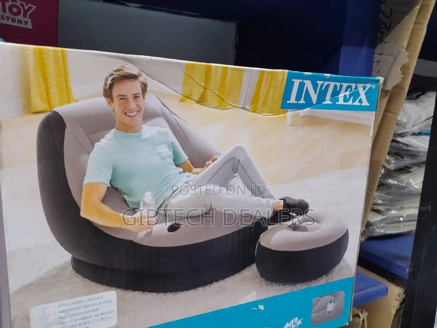 Inflatable Seat With a Pump and Foot Rest