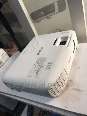 EPSON Cb-S05, 3200 Lumen Projector