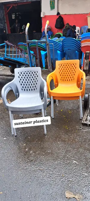 Plastic Chairs With Metallic Legs