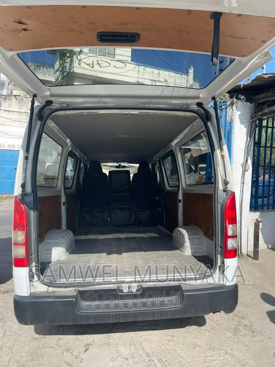 Toyota HiAce 2016 Silver