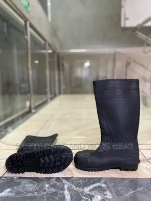 Vaultex Black Heavy-duty Safety Gumboots.