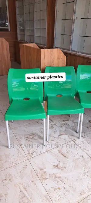 Plastic Chairs With Metallic Silver Legs