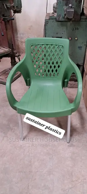 Plastic Chairs With Metallic Silver Legs