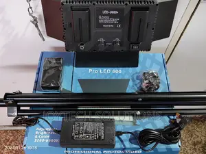 Led-U600+ Professional Photo / Vedio Light ( 2 Batt Stand