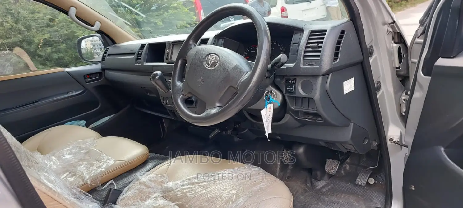 Toyota HiAce 2017 Silver