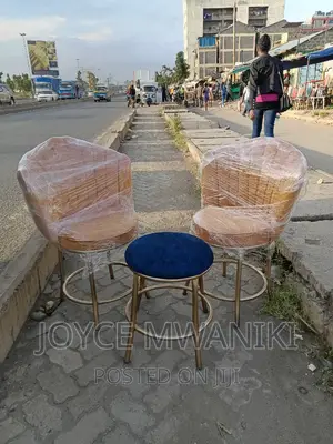 Manicure Seats and a Puff