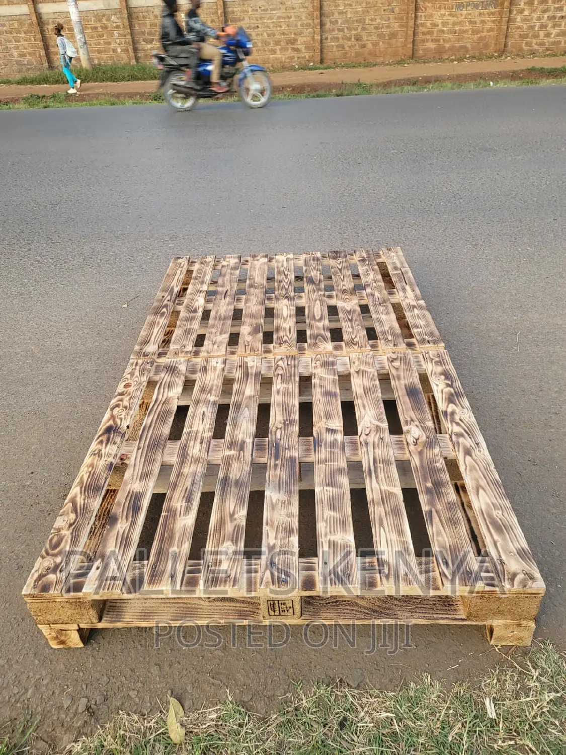 Pallet Bed- 4*6 Slightly Raised Pallet Bed. (BN0,4)